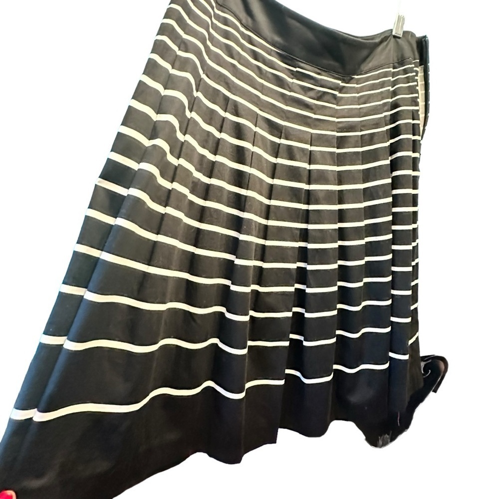 🔴 5 for $40 SALE! 
TALBOTS Pleated ALine Black White Striped Skirt Sz 8 - Picture 4 of 11